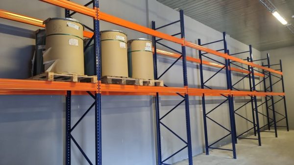 Palešu plaukti ar 2 līmeņiem un grīdas līmeni