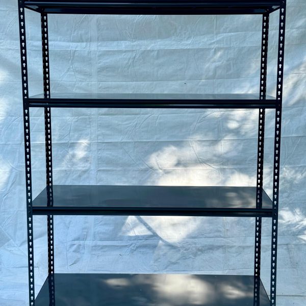 Sīkpreču plaukts ar tērauda klāju