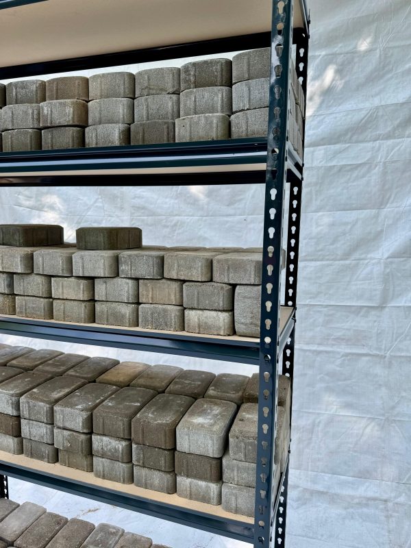 Slodzes tests sīkpreču plauktam