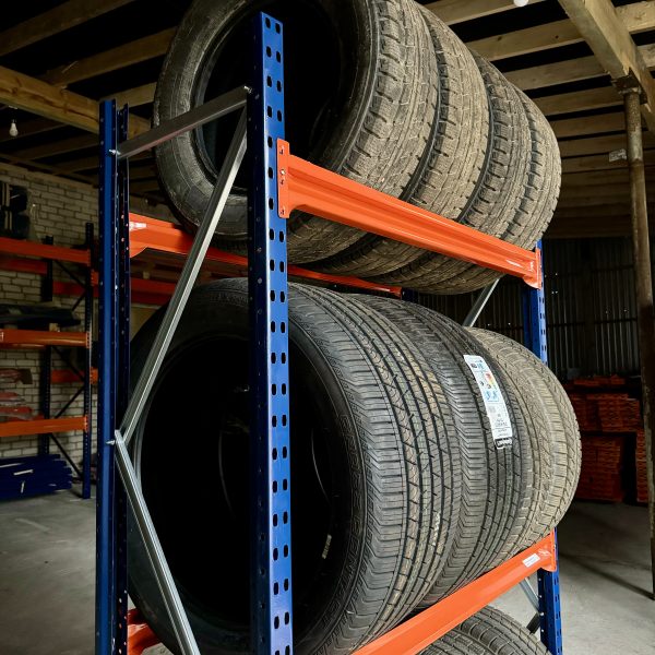 Universālie plaukti riepām