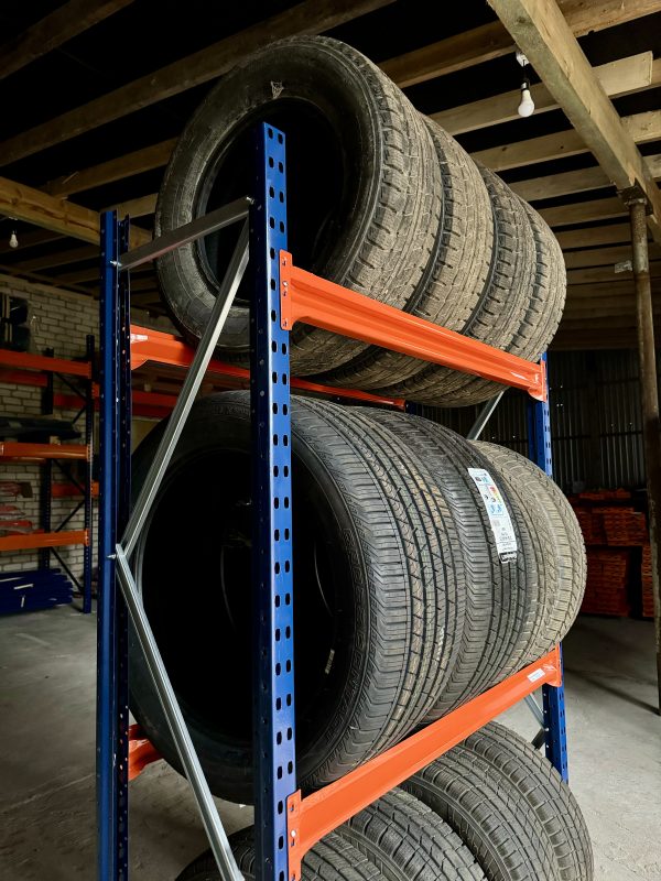 Universālie plaukti riepām