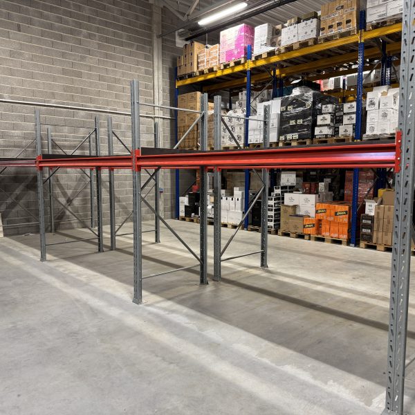 Lietota Brännehylte palešu plauktu rinda ar ieklājumu - 18 EURO paletēm