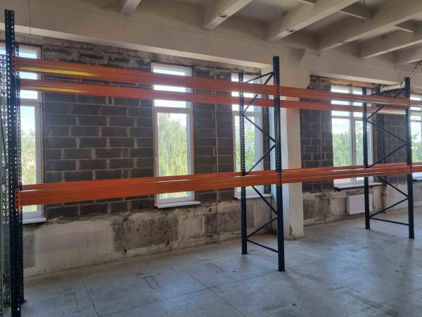 Plauktu montāža klienta noliktavā