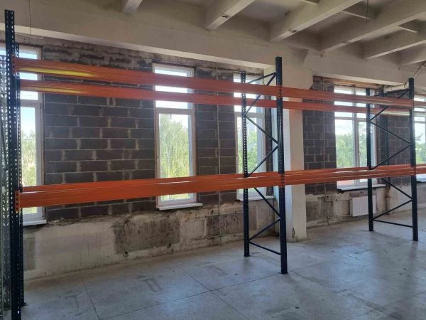 Plauktu montāža klienta noliktavā