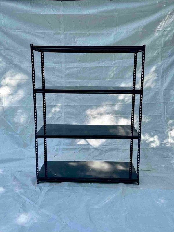 Sīkpreču plaukts ar krāsota tērauda ieklājumu