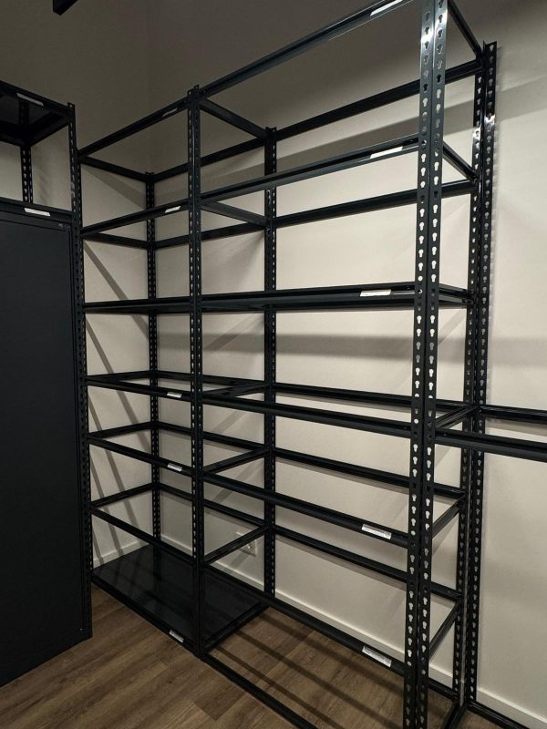 Sīkpreču plaukti montāžas stadijā