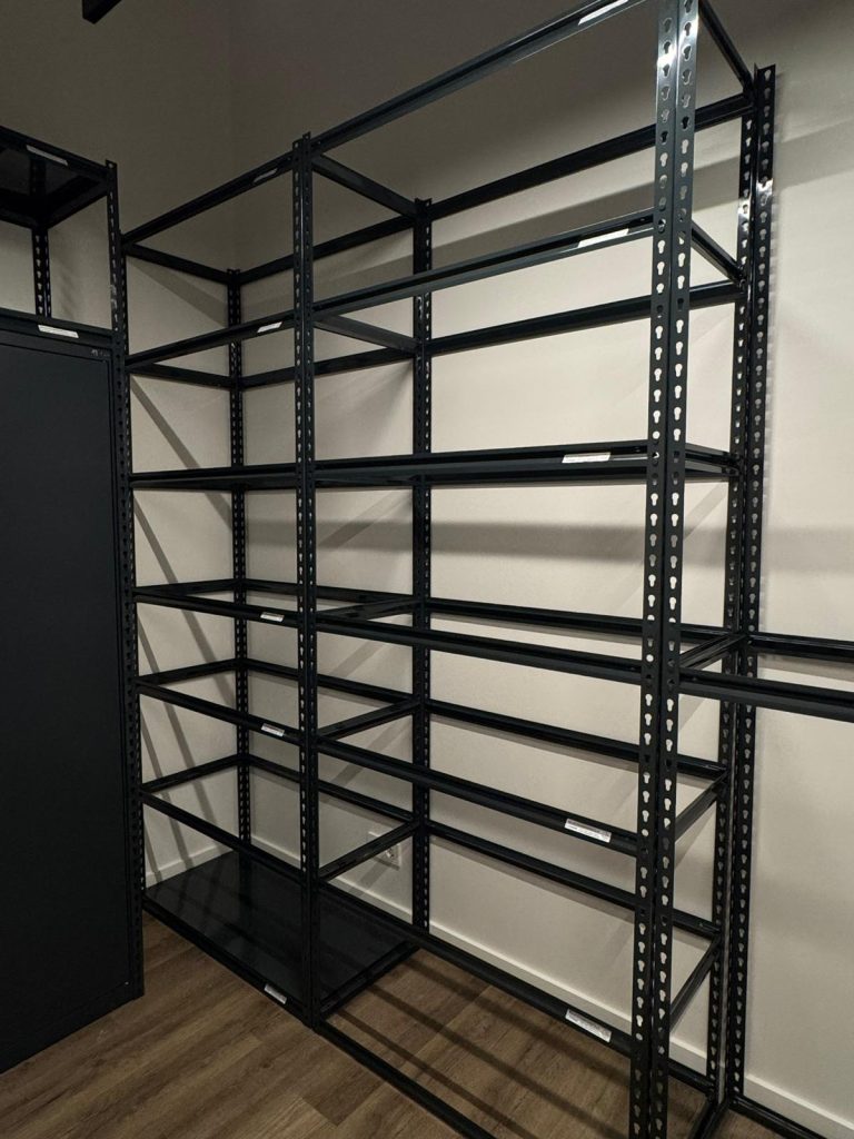 Sīkpreču plaukti montāžas stadijā