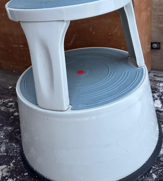 Divlīmeņu metāla taburete, pelēka, lietota